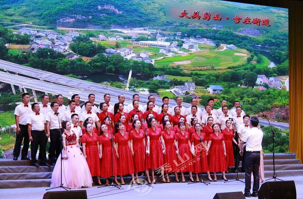 南京街头巷尾开始有年味了,南京地铁贴上了春联,南京地铁年味儿一下就上来了